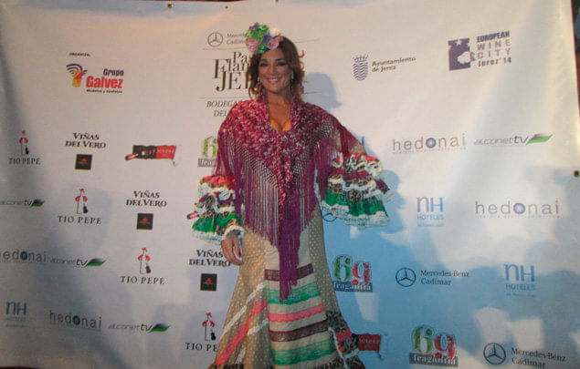 Raquel Bollo posando en el photocall después de participar como modelo en uno de los desfiles. 