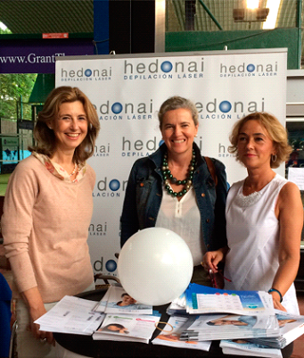 Nuestra doctora Carmen Ibarreche y Elisa Gonzalez-Dueñas, doctora y directora del centro Hedonai Getxo, junto a Ana Diaz, en nuestro punto de información