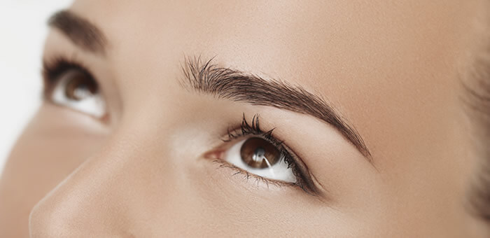 levantar las cejas