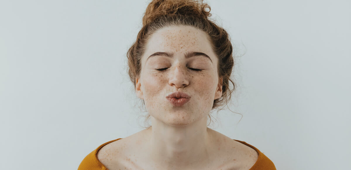 Chica con pecas en la cara