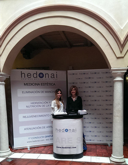 Sonia Araujo Directora de Hedonai en Sevilla junto con la azafata de Hedonai en el evento de Room 13