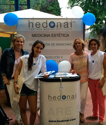 Elisa González, directora del centro Hedonai Getxo junto a las azafatas de Hedonai en nuestro punto de información.